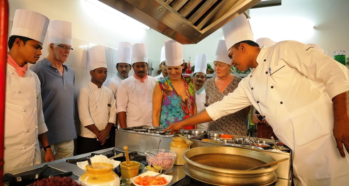 Raj, der Koch, ist für seine schmackhafte Küche berühmt
