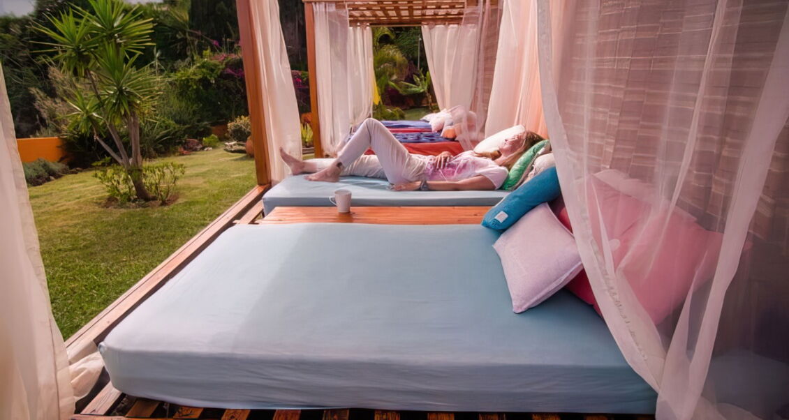 Relaxen im Garten auf balinesischen Betten